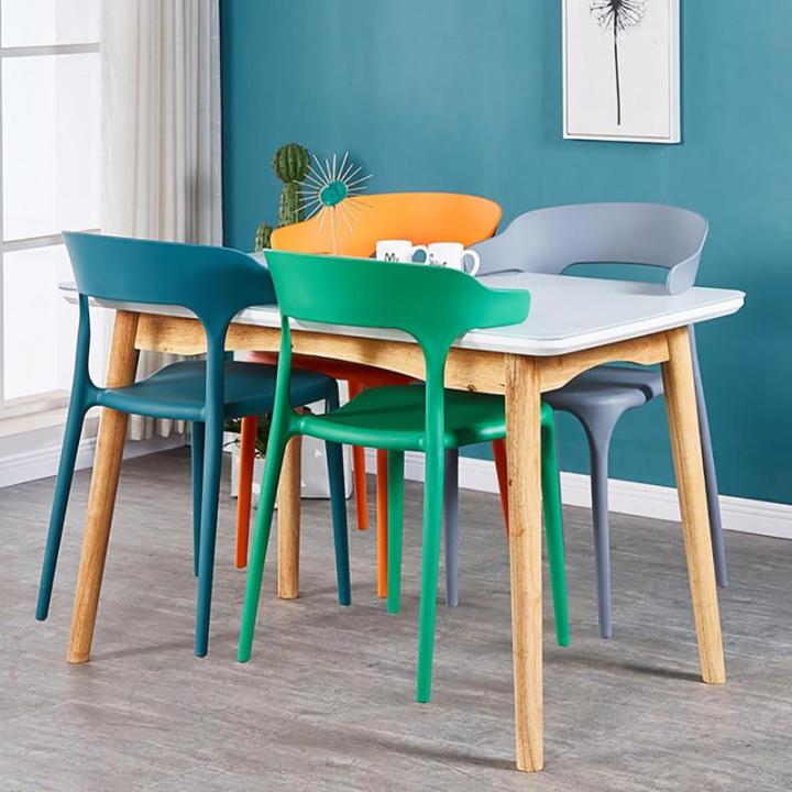 Stapelbare kunststof eetkamerstoel met rugleuning draagbare en flexibele zitplaatsen 600 lbs gewichtscapaciteit loungestoel voor keuken en eetkamer L40x47x75cm (16x19x30")