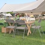Set van 2 klapstoelen, gestoffeerd, beige-grijs gestreepte klapstoelen met metalen frame, klapstoel van stof, campingstoel, klapstoel, balkon, tuin, stoelen, vouwstoel voor gasten 