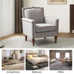 Moderne accentstoel met golvende rugleuning, comfortabele gestoffeerde fauteuil met retro houten poten en spijkerkopversiering voor woonkamer, lichtgrijs