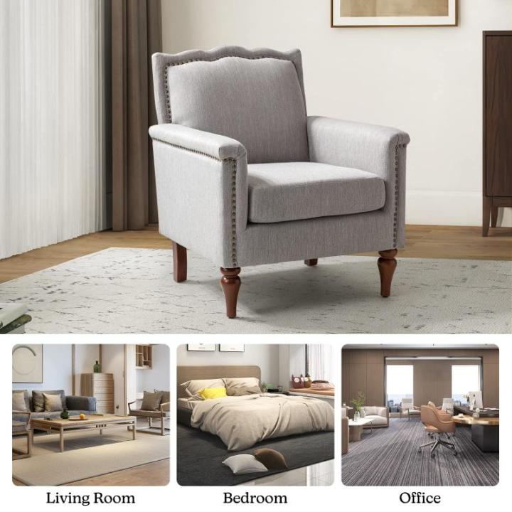 Moderne accentstoel met golvende rugleuning, comfortabele gestoffeerde fauteuil met retro houten poten en spijkerkopversiering voor woonkamer, lichtgrijs